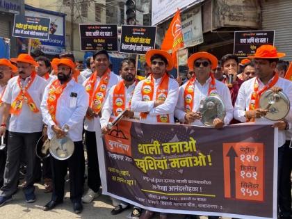 petrol diesel gas price hike yuvasena varun sardesai ulhasnagar thali bajao protest modi government smriti irani | वाढत्या महागाईच्या विरोधात युवासेनेतर्फे 'थाळी बजाओ' आंदोलन