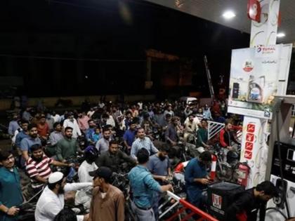 pakistan petrol diesel prices hiked by more than rs19 now its above 270 | पाकिस्तानमध्ये शाहबाज सरकारचा जनतेला आणखी एक झटका! पेट्रोल-डिझेलच्या किमती २७० रुपयांच्या पुढे