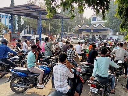 Due to the agitation of tanker drivers, motorists crowd at the petrol pump | टँकर चालकांच्या आंदोलनामुळे पेट्रोल पंपावर वाहनचालकांची गर्दी