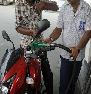 सौदी-इराण नाही, 'या' देशात फक्त २.५ रुपयांना मिळते १ लिटर पेट्रोल; भारताचा कितवा नंबर..?