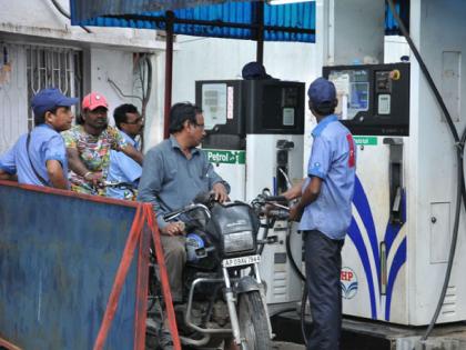 India Petrol Diesel price; crude oilpPrices decrease, know details | कच्च्या तेलाच्या किमतीत घट; पेट्रोल-डिझेलचे दर 14 रुपयांपर्यंत कमी होणार?