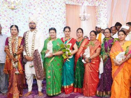 During the wedding ceremony, native trees and cloth bags were presented to the attendees, Zaware family gave an environment-friendly message | Kolhapur News: विवाह सोहळ्यात उपस्थितांना भेट दिली देशी झाडे अन् कापडी पिशवी, झावरे कुटुंबियाने दिला पर्यावरणपूरक संदेश