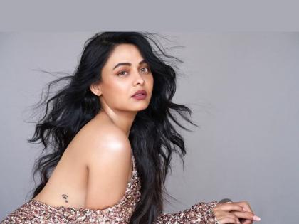 बोल्ड फोटोंसोबत प्रार्थना बेहरेने फ्लॉन्ट केला पाठीवरील टॅटू, फोटो झाले व्हायरल