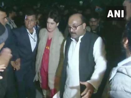 congress priyanka gandhi alleges to be manhandled and choked by police officials | पोलिसांनी माझा गळा दाबला आणि धक्का दिल्याने खाली पडले - प्रियंका गांधी