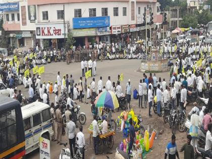 OBC community blocks road in Phaltan satara Traffic jam on Pune Pandharpur highway | Maratha Reservation: सरकारने दबावाला बळी पडू नये, ओबीसी संघर्ष समितीचा फलटणमध्ये रास्ता रोको OBC community blocks road in Phaltan satara Traffic jam on Pune Pandharpur highway | Maratha Reservation: सरकारने दबावाला बळी पडू नये, ओबीसी संघर्ष समितीचा फलटणमध्ये रास्ता रोको