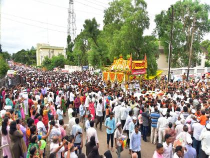 Palkhi Sohla of Sant Shrestha Dnyaneshwar Maharaj entered the city of Phaltan satara | Satara: ऐतिहासिक श्रीरामनगरीत विसावला वैष्णवांचा मेळा!, फलटण येथे मुक्काम 