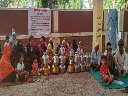 Women go on hunger strike in front of Phaltan Municipality for water during Ain festival | ऐन सणासुदीत पाण्यासाठी महिलांचे फलटण नगरपालिकेसमोर उपोषण