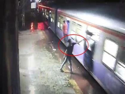 Mobile thieves gang terrorizes Mumbai local train passengers | Mumbai Local: मोबाइल चोरांच्या फटका गँगची प्रवाशांमध्ये दहशत Mobile thieves gang terrorizes Mumbai local train passengers | Mumbai Local: मोबाइल चोरांच्या फटका गँगची प्रवाशांमध्ये दहशत