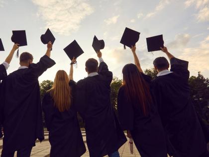 आता नोकरी करतानाच व्हा डॉक्टर !