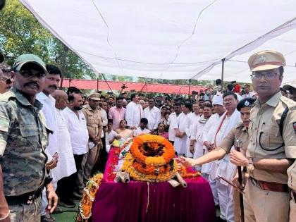 Mallikarjun Kharge, Sonia and Rahul Gandhi's representatives offering floral wreaths | मल्लिकार्जुन खर्गे, सोनिया व राहुल गांधींच्या प्रतिनिधींकडून बाळू धानोरकर यांना पुष्पचक्र अर्पण