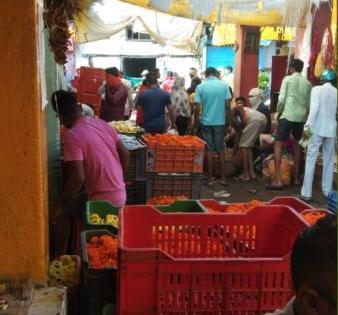 The fuss of social distance at Netaji Flower Bazaar in Nagpur | नागपुरातील नेताजी फूल बाजारात सोशल डिस्टन्सिंगचा फज्जा