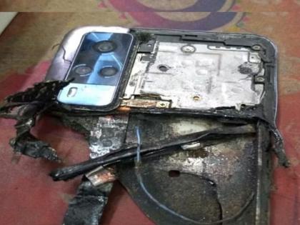 kerala mobile phone blast kept in pocket fire what happen after that Video | Video - भीषण! दुकानात चहा पीत असताना अचानक झाला खिशातील मोबाईलचा स्फोट अन्...