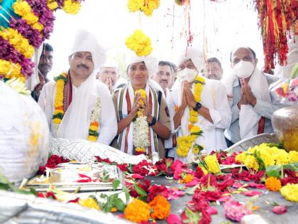 Arrival of Mauli's palanquin in Solapur district | हरी नामाच्या गजरात माऊलींच्या पालखीचे सोलापूर जिल्ह्यात आगमन