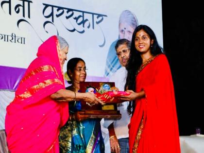 Actress Usha Jadhav awarded 'Navashakti-Navchatna' award | अभिनेत्री उषा जाधवला 'नवशक्ती-नवचेतना' पुरस्कार प्रदान
