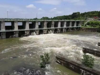 The young man took a video call to his father and jumped into the dam | वडिलांना व्हिडिओ कॉल करून तरुणाने घेतली धरणात उडी