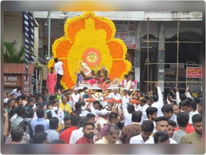 akhil mandali mandal sharada ganpati | शारदा - गणपती! अखिल मंडई मंडळाच्या शारदा गजाननाची थाटात मिरवणूक