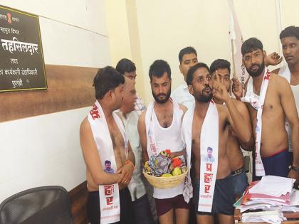 Sir, take the clothes, but leave the farmers' hands bare; Prahar's half-naked protest | साहेब, अंगावरचे कपडे घ्या, पण शेतकऱ्यांचा सातबारा कोरा करा; प्रहारचे अर्धनग्न आंदोलन Sir, take the clothes, but leave the farmers' hands bare; Prahar's half-naked protest | साहेब, अंगावरचे कपडे घ्या, पण शेतकऱ्यांचा सातबारा कोरा करा; प्रहारचे अर्धनग्न आंदोलन