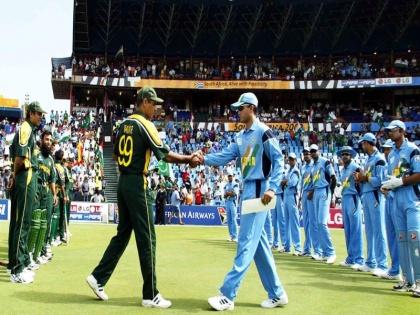 Pulwama attack: Photos from Pakistan cricketers are being removed from the stadium's in India | पुलवामा हल्ला: आता भारताच्या स्टेडियम्समधूनही काढले जात आहेत पाकिस्तानच्या क्रिकेटपटूंचे फोटो