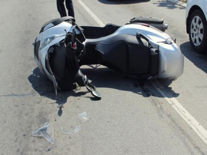 Motorcycle collides with truck; Youth killed, woman injured | मोटरसायकलची ट्रकला धडक; तरुण ठार, महिला जखमी