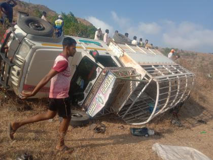 17 farm laborers injured after pickup overturns Incident in Junnar taluka | पिकअप पलटी होऊन १७ शेतमजूर जखमी; जुन्नर तालुक्यातील घटना 17 farm laborers injured after pickup overturns Incident in Junnar taluka | पिकअप पलटी होऊन १७ शेतमजूर जखमी; जुन्नर तालुक्यातील घटना