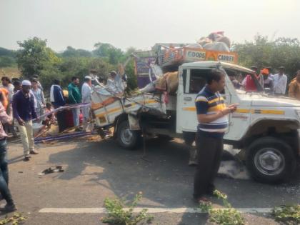 Laborer's pick-up collides with truck; Five killed, eight injured | मजुरांच्या पिकअपची ट्रकला भीषण धडक; पाच ठार, आठ जखमी