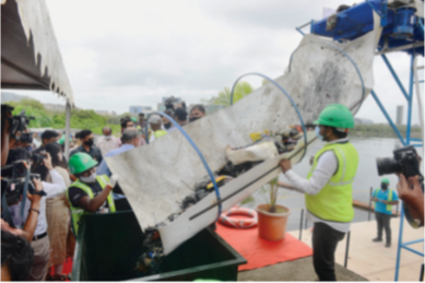 Five tons of floating waste will be removed from Mithi river every day, the project was inaugurated in the presence of Environment Minister Aditya Thackeray | मिठी नदीतून दररोज पाच टन तरंगणारा कचरा काढला जाणार, प्रकल्पाचे पर्यावरण मंत्री आदित्य ठाकरे यांच्या उपस्थितीत उद्घाटन