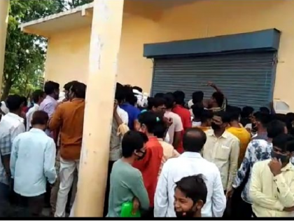 Corona Vaccine stampede like situation at vaccination centre in sausar chhindwara watch viral video | Corona Vaccine : बापरे! 200 डोस आणि 1000 लोक, कोरोना लसीकरणासाठी चेंगराचेंगरी; नंबर मिळवण्यासाठी लोकांची झुंबड