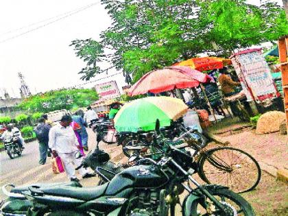 where is the footpath? | पादचारी वाऱ्यावर : सांग, पदपथ म्हणजे काय रे भाऊ..?  