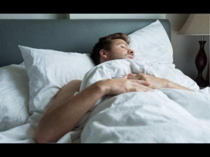 Major disadvantages of sleeping with a thick pillow quit habit immediately | तुम्हीही रात्री डोक्याखाली जाड उशी घेऊन झोपता का? होऊ शकतात या समस्या