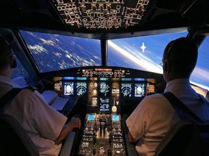 40% of pilots serving in India are trained abroad | भारतात सेवा देणाऱ्या ४० टक्के वैमानिकांचे प्रशिक्षण परदेशात