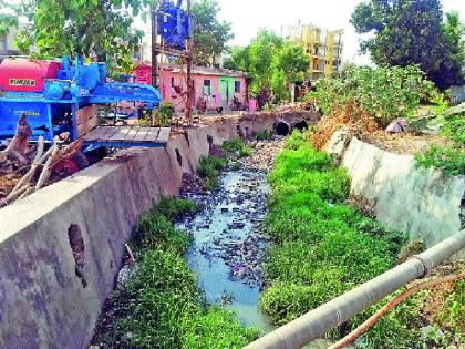 Pimpri Chinchwad showing cleanliness of the drains in the city | पिंपरी चिंचवड शहरातील नाल्यांच्या सफाईचा दिखावा