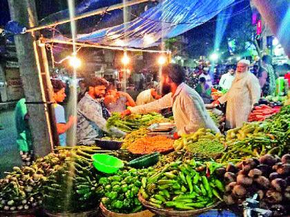 The road was on the road, pending for many years; The inconvenience caused by the vendors | मंडई आली रस्त्यावर, अनेक वर्षांपासून प्रश्न प्रलंबित; विक्रेत्यांची होतेय गैरसोय