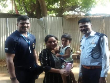 In Pimple-Saudagar, the fire brigade team rescued three people, including a two-year-old child | पिंपळे-सौदागरमध्ये अग्निशामक दलाच्या पथकाने दोन वर्षांच्या मुलासह तीन जणांना वाचविले