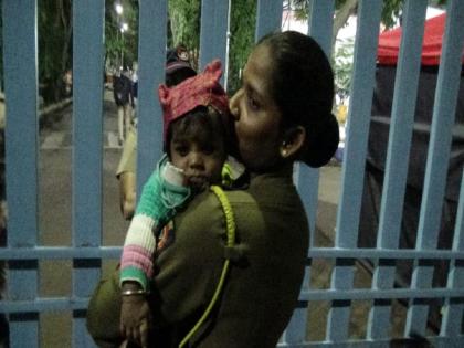 Mother in the field and baby in the arms of the police police took care of the baby of the woman who came for recruitment | आई मैदानात अन् बाळ पोलिसांच्या कुशीत; भरतीसाठी आलेल्या महिलेचे बाळ सांभाळले पोलिसांनी