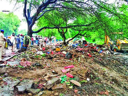 Forest department action on vegetable vendors, 13 shops confiscated | भाजीविक्रेत्यांवर वनविभागाची कारवाई, 13 दुकाने जमिनदोस्त