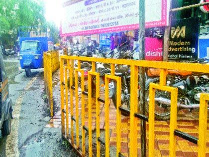 The famous Sangvi Chowk for the dump, parking in barricades | कोंडीसाठी प्रसिद्ध सांगवी चौक, बॅरीकेड्सच्या आतमध्येही पार्कींग