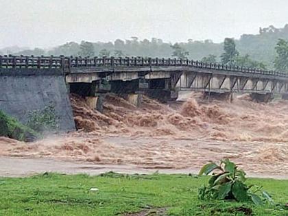 Floods hit the Pinjal River in Vikramgarh | विक्रमगडमधील पिंजाळ नदीला आला पूर