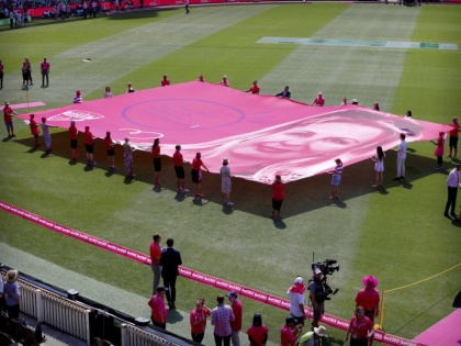 Ind vs Aus: ... and Sydney's ground was pink | Ind vs Aus : ... अन् सिडनीचे मैदान गुलाबी रंगात न्हाले