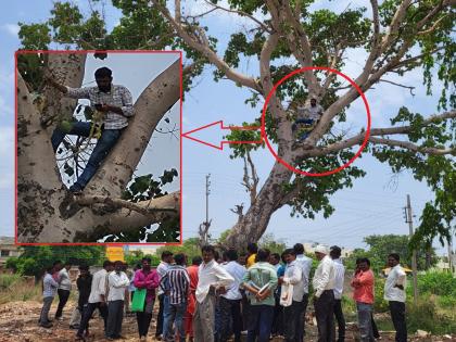 Jalana: A young man climbed a Peepal tree with a rope around his neck; A unique movement created a sensation | Jalana: गळ्यात फास अडकवून पिंपळावर चढला युवक; अनोख्या आंदोलनाने एकच खळबळ Jalana: A young man climbed a Peepal tree with a rope around his neck; A unique movement created a sensation | Jalana: गळ्यात फास अडकवून पिंपळावर चढला युवक; अनोख्या आंदोलनाने एकच खळबळ