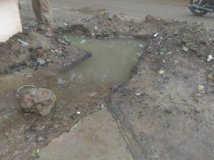 Khamgaon: pipeline lickage; Water supply affected |  खामगाव: पाईपलाईन फुटली; पाणी पुरवठा प्रभावित