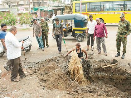 153 illegal commercial faucet connections in the city are disrupted by the corporation | शहरातील १५३ बेकायदा व्यावसायिक नळ जोडण्या महानगरपालिकेकडून खंडित