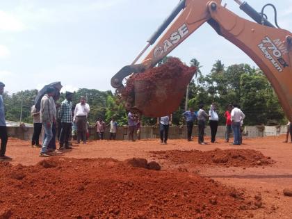 Already the water shortage caused the contractor's excitement to burst into the waterway in goa | आधीच पाणीटंचाई त्यात कंत्राटदाराच्या हलगर्जीपणामुळे जलवाहिनी फुटली; नागरिकांची गैरसोय