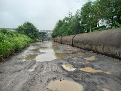 Dilapidation of pipeline road in Bhiwandi; Citizens demand to repair the road before Ganeshotsav | भिवंडीतील पाईपलाईन रस्त्याची दुरावस्था; गणेशोत्सवापूर्वी रस्त्याची दुरुस्ती करण्याची नागरिकांची मागणी