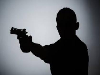 Abusing a young man in fear of a revolver; Crimes against five people | रिव्हॉल्वरचा धाक दाखवून तरुणाला शिवीगाळ; पाच जणांविरुद्ध गुन्हा