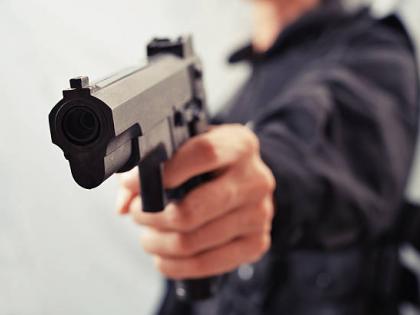 Shocking! He put a gun to his wife's head and wrote that the marriage was broken | धक्कादायक! पत्नीच्या डोक्याला बंदूक लावून लग्न मोडल्याचे लिहून घेतले