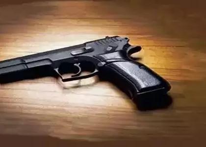  Robbed by gunfire | बंदुकीचा धाक दाखवून लूट