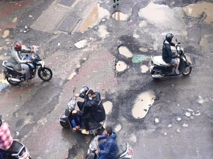 mumbai rainy season pits on roads two wheeler riders needs to take care health | खड्ड्यांचा सीझन आला... मान, पाठ, कंबर सांभाळा !