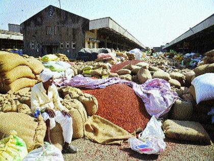 Farmers annoyed about crop insurance, while sale of agricultural products at a cheaper rate due to lack of shopping centers | पीक विम्याबाबत शेतकरी नाराज, तर खरेदी केंद्रांअभावी शेतीमालाची कवडीमोल दराने विक्री