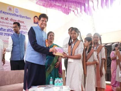 मुंबईतील ६०,००० विद्यार्थिनींसाठी पीयूष गोयल यांचा ४.२ लाख सॅनिटरी पॅड्सचा महाउपक्रम सुरू - Marathi News | Piyush Goyal's mega initiative of 4.2 lakh sanitary pads for 60,000 female students in Mumbai begins | Latest News at Lokmat.com मुंबईतील ६०,००० विद्यार्थिनींसाठी पीयूष गोयल यांचा ४.२ लाख सॅनिटरी पॅड्सचा महाउपक्रम सुरू - Marathi News | Piyush Goyal's mega initiative of 4.2 lakh sanitary pads for 60,000 female students in Mumbai begins | Latest News at Lokmat.com