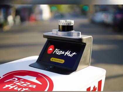 Pizza Hut has now launched robots to deliver pizzas at home video viral | तुमच्या दारात अचानक रोबोट आला तर घाबरू नका, पिझ्झा पोहोचविणारा डिलिव्हरी बॉय असेल...